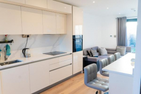 Luxury Entire Unit, 3BR, 3BA, with balcony, 86inch TV - 15mins to city, Romford